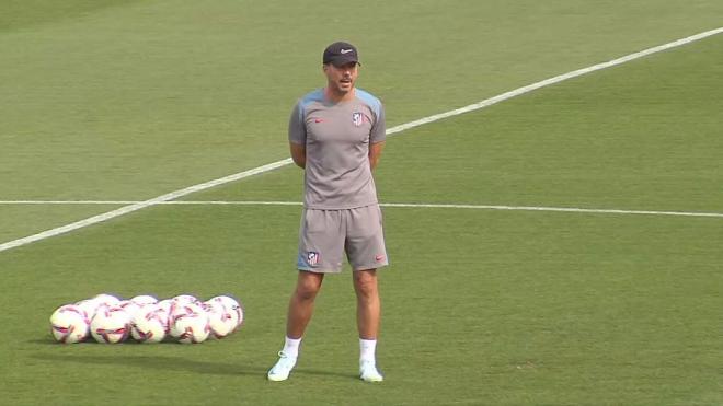 Simeone, relajado en el entreno del Atlético previo a San Mamés