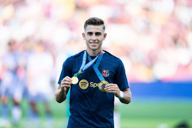 Fermín López posa con las medallas de la Eurocopa y los Juegos Olímpicos (Foto: Cordon Press).