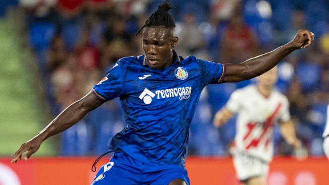 Christantus Uche, en un Getafe - Rayo Vallecano (Foto: Cordon Press)