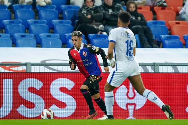 Juan Gauto, durante un partido con el Basilea (Foto: Cordon Press).