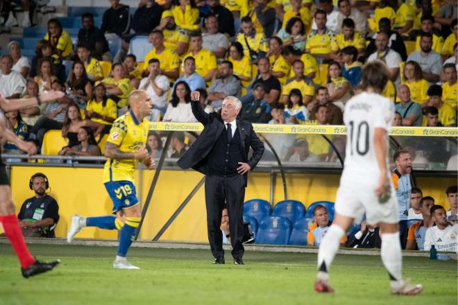 Ancelotti da indicaciones en el Las Palmas-Real Madrid (Foto: Cordon Press).