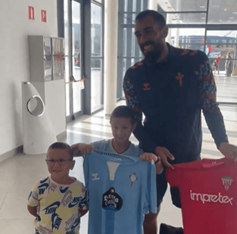 Borja Iglesias con dos jóvenes aficionados del Celta (Foto: RC Celta).