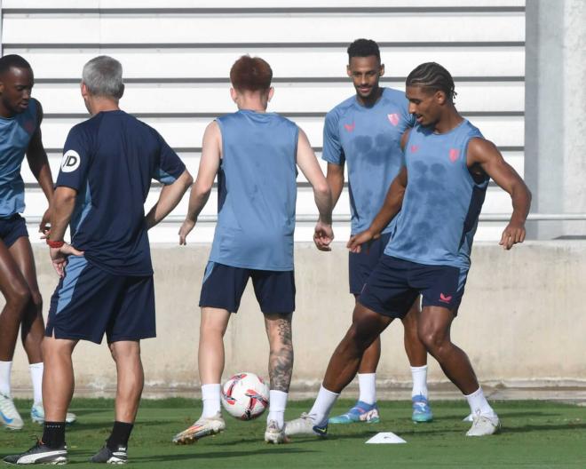 Loic Badé, en la sesión del Sevilla este viernes (Foto: Kiko Hurtado).