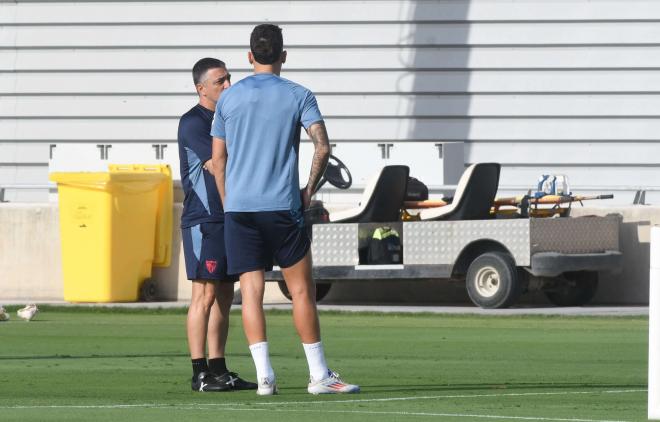 García Pimienta, charlando con Lucas Ocampos (Foto: Kiko Hurtado).