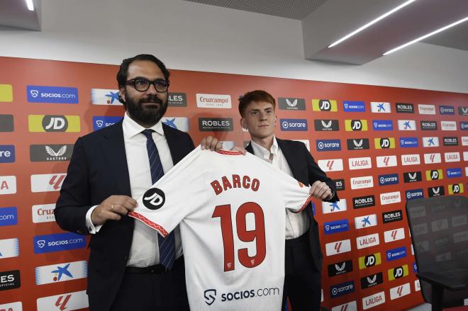 Valentín Barco, junto a Víctor Orta, durante su presentación (Foto: Kiko Hurtado).