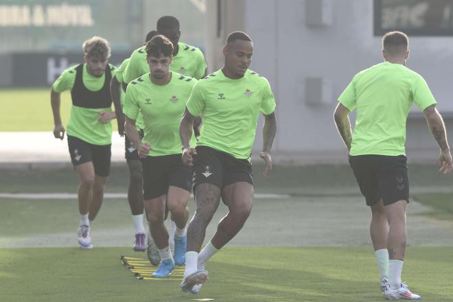 Los jugadores del Betis en un entrenamiento (foto: Kiko Hurtado).