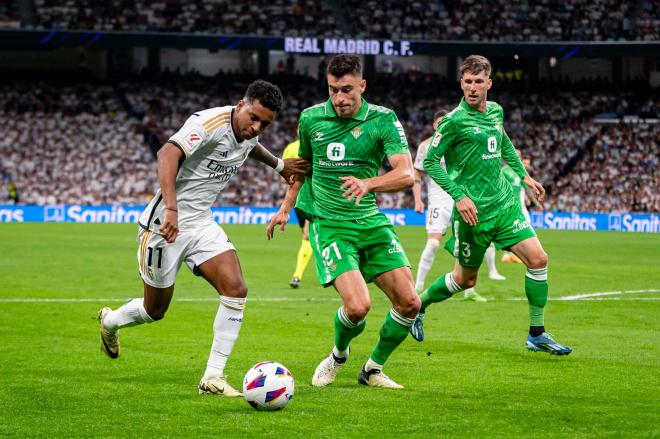 Rodrygo ante Marc Roca (foto: Cordón Press).