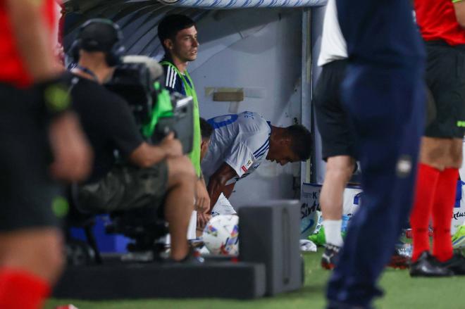 Raphael Varane, tras retirarse del campo en el Sampdoria-Como de Coppa Italia (foto: Cordon Press).