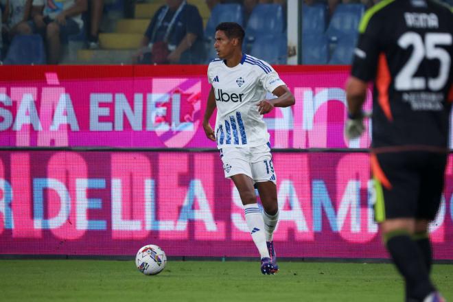 Raphael Varane, durante un partido con el Como 1907 (foto: Cordon Press).