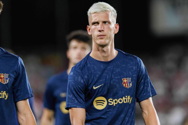 Dani Olmo, en un calentamiento con el Barça (Foto: Cordon Press).