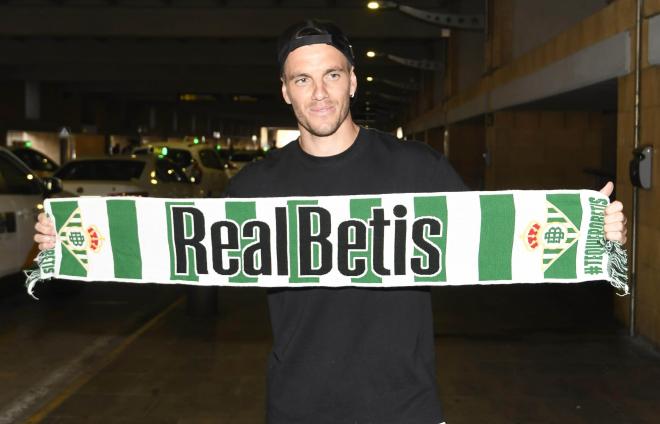 Lo Celso, con una bufanda del Real Betis. 