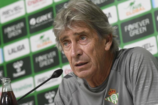 Manuel Pellegrini durante la rueda de prensa (foto: Kiko Hurtado).