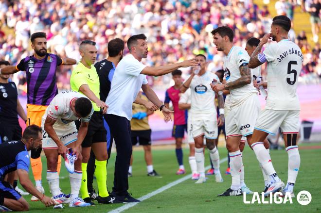 Paulo Pezzolano da instrucciones a Juric y Javi Sánchez en el Barcelona - Real Valladolid (Foto: L