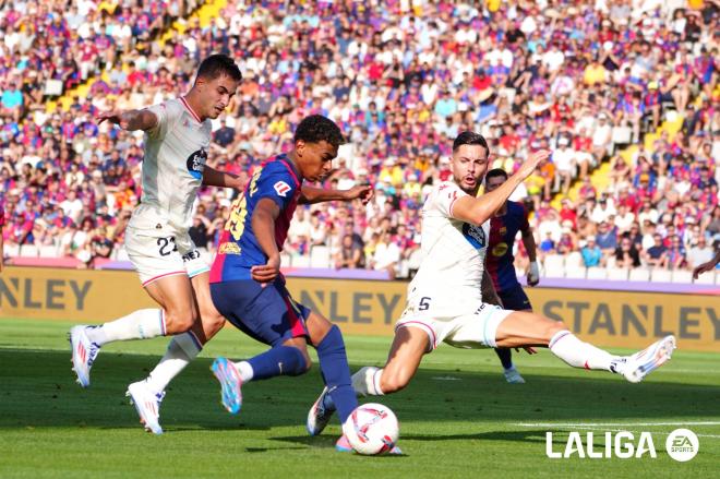 Lucas Rosa y Javi Sánchez tapan un centro de Lamine Yamal en el Barcelona - Valladolid (Foto: LALI