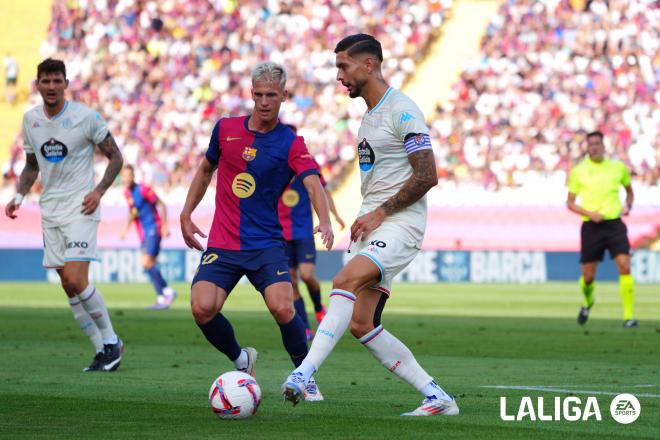 Kike Pérez, ante Dani Olmo en el Barcelona - Real Valladolid.