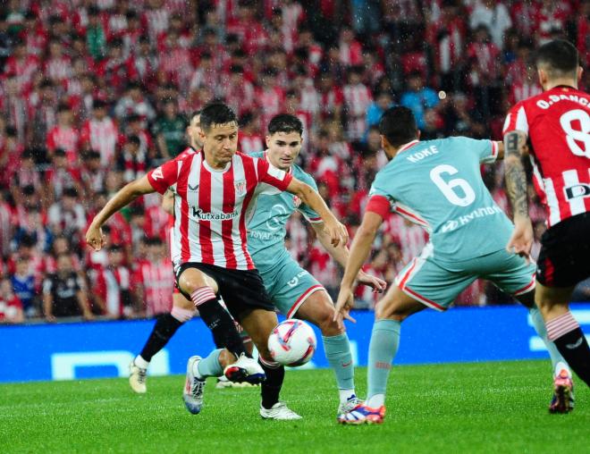 Ander Herrera y Julián Álvarez pugnan por un balón en el Athletic-Atlético (Foto: LaLiga).