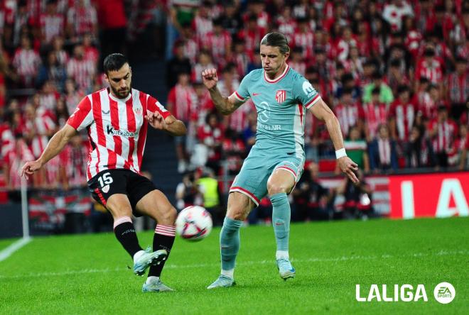 El lateral Iñigo Lekue, en un lance del partido Athletic Club - Atlético de Madrid en San Mamés (Foto: LALIGA).