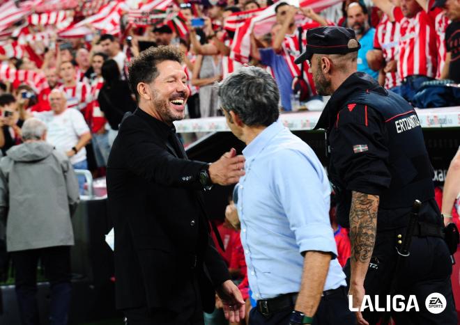 Saludo entre Simeone y Ernesto Valverde antes del Athletic - Atlético (Foto: LALIGA).