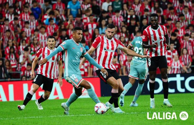 Iñigo Lekue defiende ante Samu Lino en el partido Athletic Club - Atlético (Foto: LALIGA).