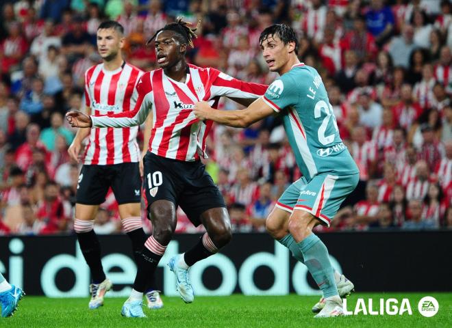 Nico Williams se faja con Robin Le Normand en el reciente Athletic Club - Atlético, de San Mamés (Foto: LALIGA).