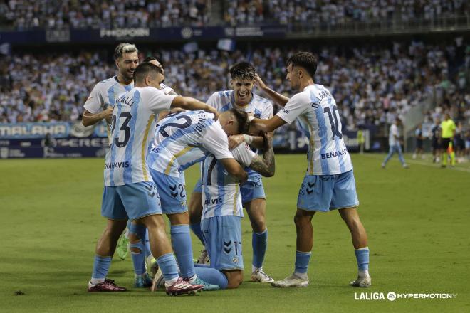 Los jugadores del Málaga celebran el gol de Dioni (Foto: LALIGA).