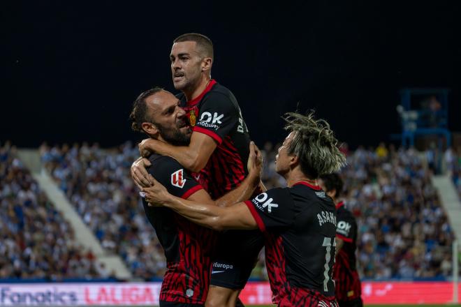 Dani Rodríguez y Muriqi celebran un gol en el Leganés-Mallorca (Foto: LaLiga).