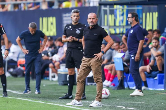 Paco López dirige un partido del Cádiz en el Nuevo Mirandilla. (Foto: Cristo García)