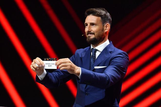 Aritz Aduriz sacaba la bola del Athletic en el sorteo de la UEL (Foto: Athletic Club).