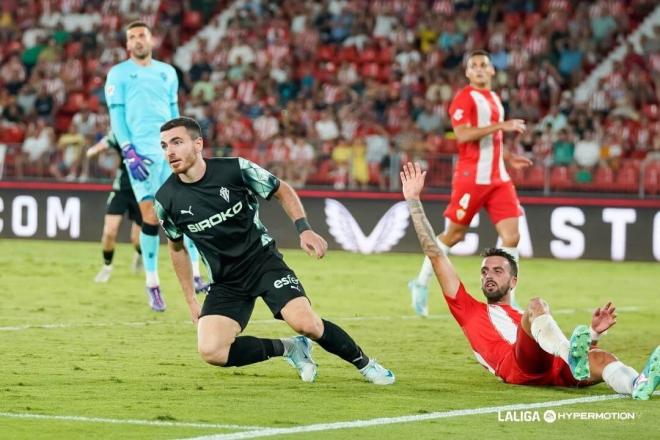 Campuzano celebra su gol en el Almería - Sporting (Foto: LALIGA).