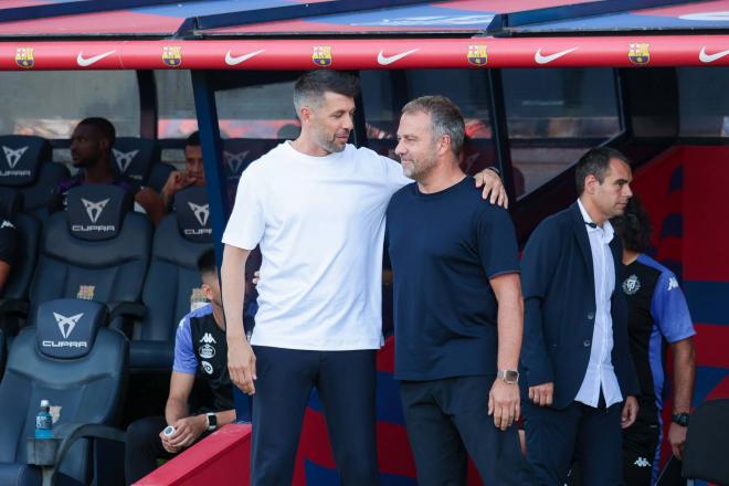 Pezzolano y Hansi Flick se saludan en Montjuïc (Foto: Cordon Press).