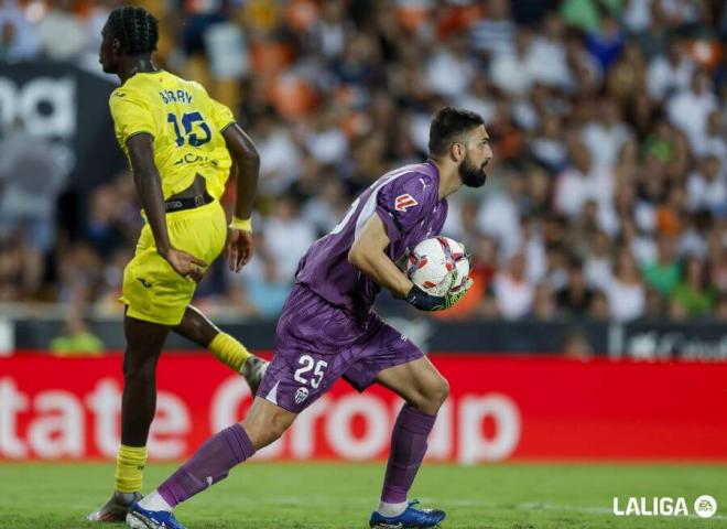 Giorgi Mamardashvili, ante el Villarreal CF (Foto: LALIGA).