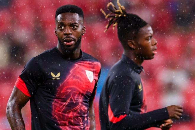 Los hermanos Iñaki y Nico Williams calientan antes del partido frente al Atlético en San Mamés (Foto: Athletic Club).