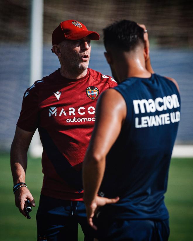 Julián Calero, dando instrucciones a la plantilla (Foto: LUD).