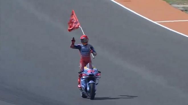 Marc Márquez celebrando su victoria al sprint en Aragón (Captura 'DAZN')