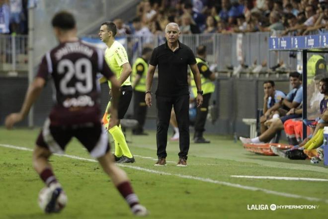 Sergio Pellicer observa el juego durante el Málaga - Albacete (Foto: LALIGA).