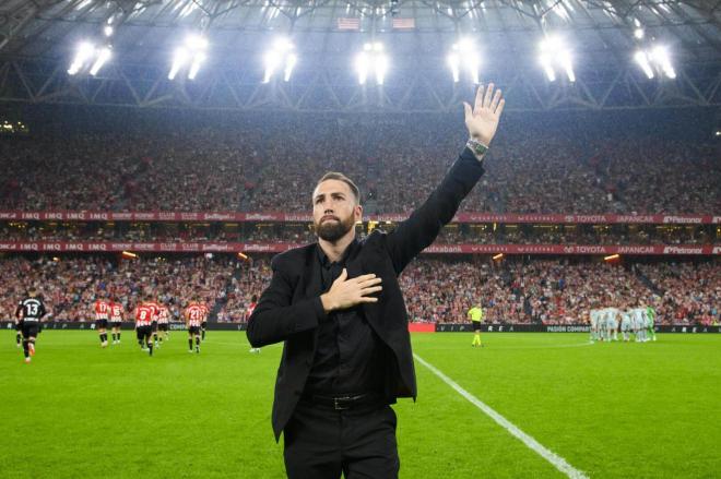 El boxeador Sandor Martín saluda a la grada en San Mamés (Foto: Athletic Club).