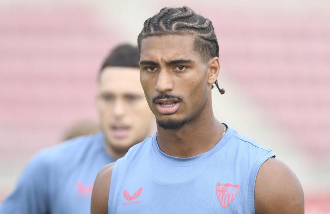 Loic Badé, en un entrenamiento reciente (Foto: Kiko Hurtado).