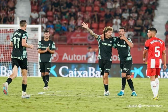 Gelabert celebra con sus compañeros el empate del Sporting en Almería (Foto: LALIGA).