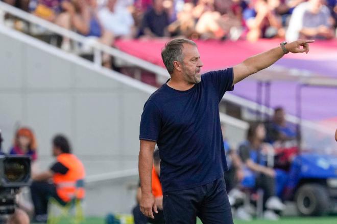 Hansi Flick dando instrucciones durante el Barça-Real Valladolid (Foto: EFE).