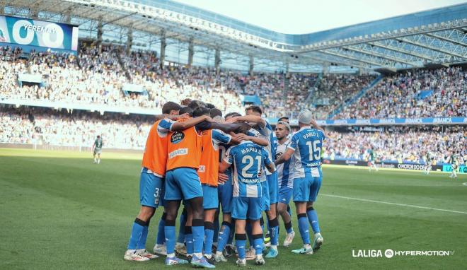 Los jugadores del Dépor celebran el gol de Yeremay (Foto: LALIGA).