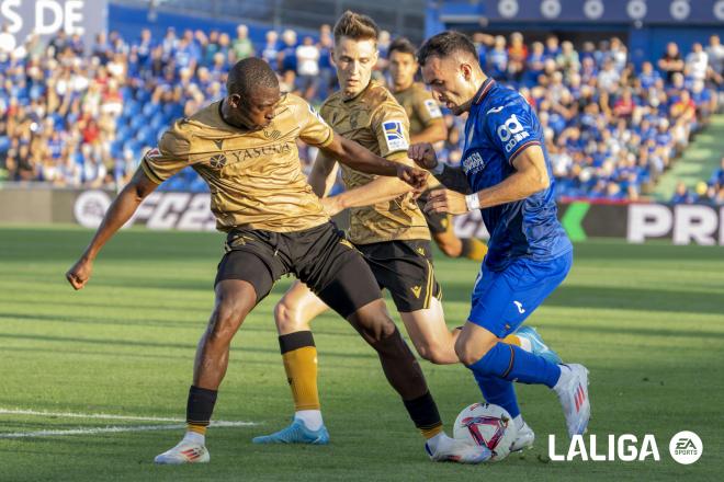 Alex Sola encara a Hamari Traoré y Beñat Turrientes en el Getafe - Real Sociedad (Foto: LALIGA).