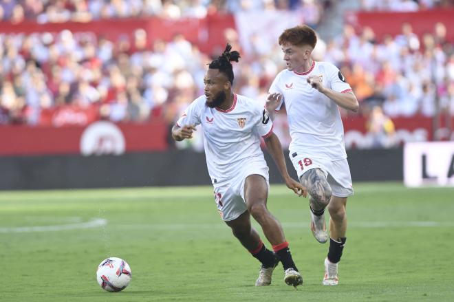 Ejuke y Barco, en el Sevilla - Girona (Foto: Kiko Hurtado).