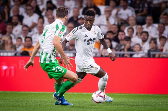 Vinicius conduce un balón en el Real Madrid-Betis (Foto: Cordon Press).