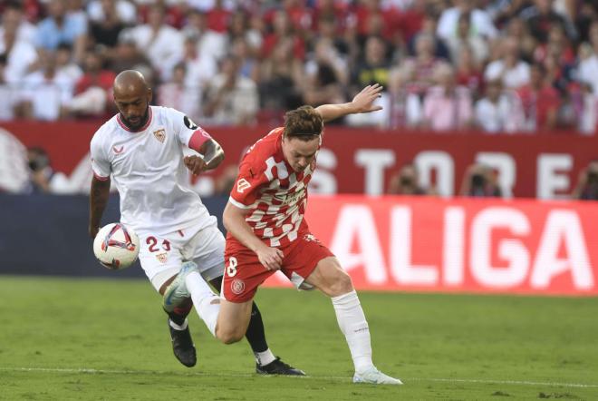 Marcao en una acción del Sevilla-Girona (foto: Kiko Hurtado).