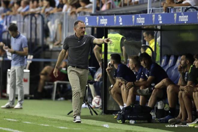 Alberto González, entrenador del Albacete, en La Rosaleda. (Foto: LALIGA)