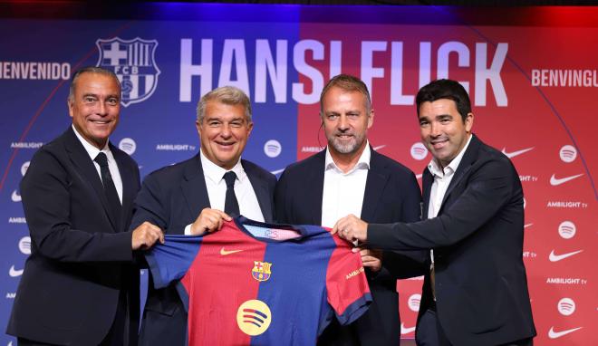 Deco, junto a Joan Laporta y Hansi Flick, el día de la presentación del técnico en el Barcelona