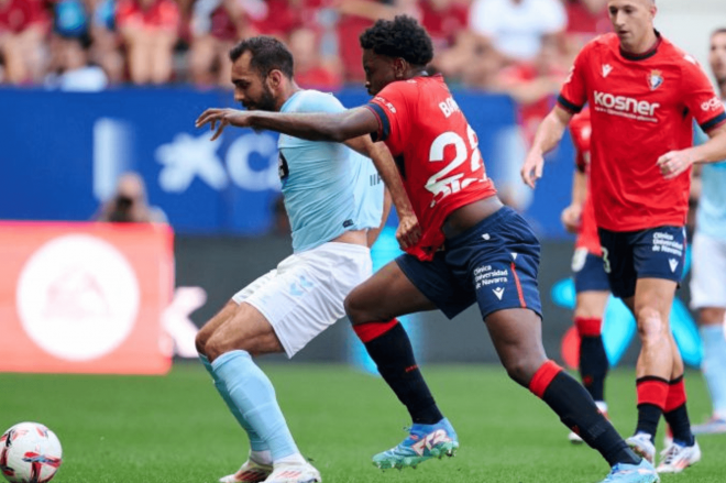 Borja Iglesias ante Boyomo (Foto: LaLiga).