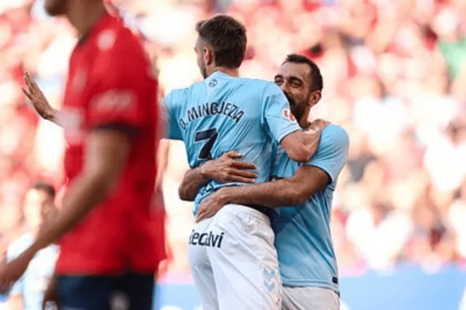 Óscar Mingueza celebra con Borja Iglesias el gol del Panda (Foto: LaLiga).