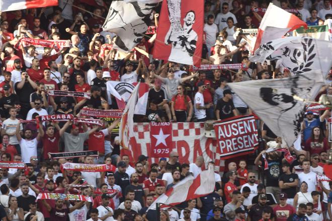 La afición del Sevilla, durante el partido frente al Girona de la temporada 2024-25 (Foto: Kiko Hurtado).