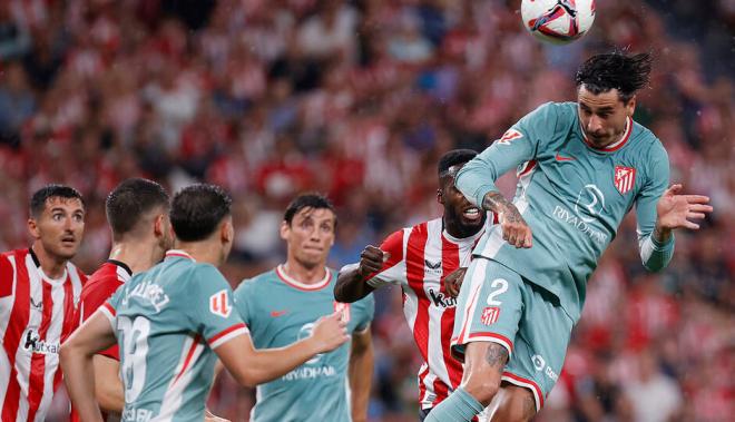 Giménez despejando un balón en el Athletic-Atlético (Foto: ATM).